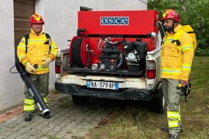 Handover of fire suppression equipment to representatives of protected areas in Albania (OSCE/Ellen Baltzar Mossop) Handover of fire suppression equipment to representatives of protected areas in Albania (OSCE/Ellen Baltzar Mossop)