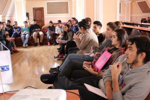 Participants of the OSCE Youth Winter School during a presentation on the conduct of diplomatic negotiations, Khoja Obigarm, 1 February 2018.  (OSCE/Sukhrob Nurudinov)