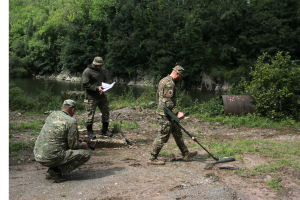 Explosive Ordnance Disposal (EOD) instructors during an OSCE-facilitated training held in Bristol, United Kingdom. (Alford Technologies Ltd.) Explosive Ordnance Disposal (EOD) instructors during an OSCE-facilitated training held in Bristol, United Kingdom. (Alford Technologies Ltd.)